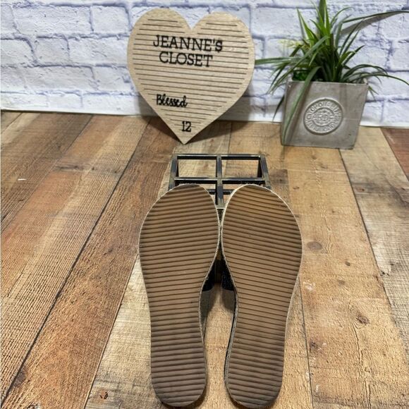 KARL LAGERFELD PARIS
Kamara Quilted Platform Sandals - Picture 10 of 10